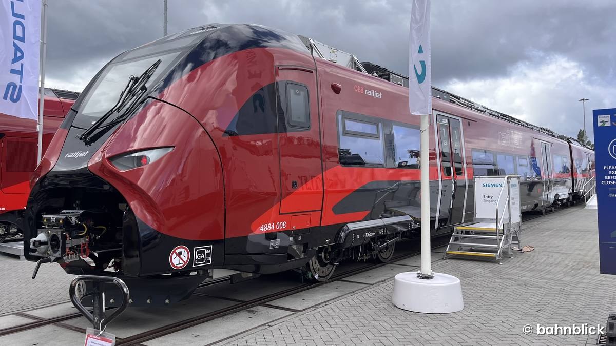Der Siemens Mireo als Railjet M der ÖBB unter dunklen Wolken