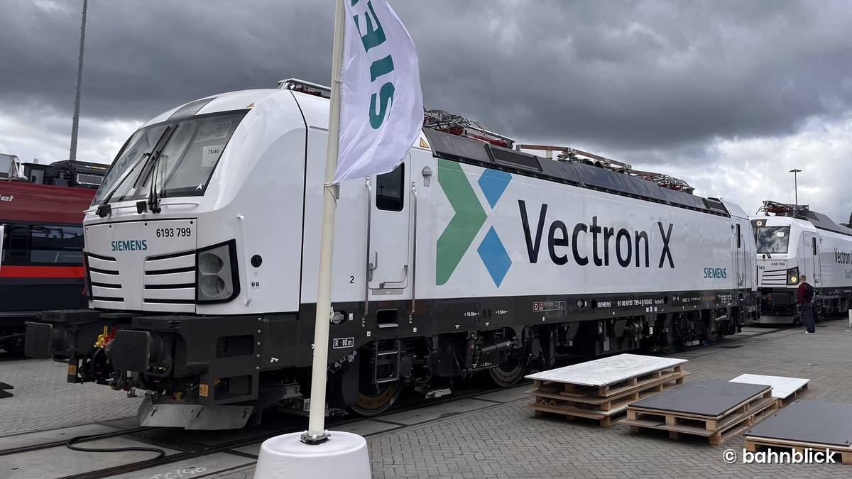 Zwei Siemens Vectron X unter dunklen Berliner Wolken