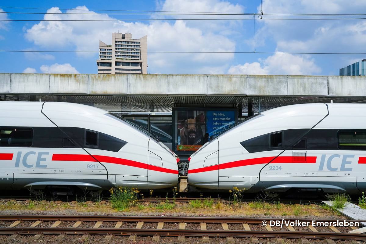 Eine ICE4-Doppeltraktion in Hannover Hbf