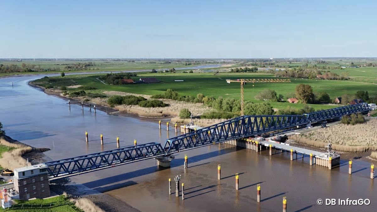 Die neue Friesenbrücke über die Ems noch im Bau