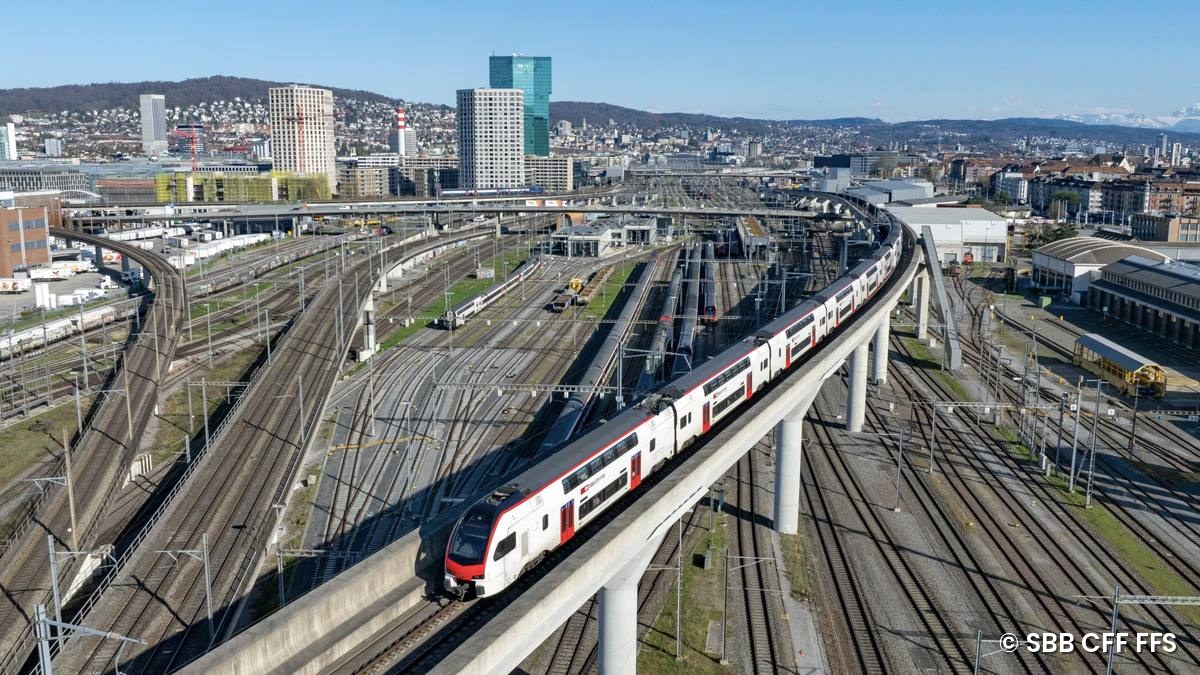 Ein RABe 512 im Gleisvorfeld des Zürcher HB