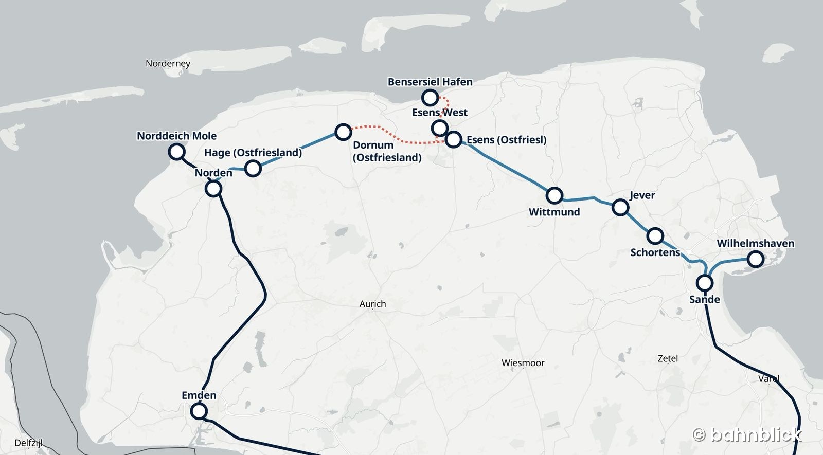 Streckenkarte Ostfrieslands mit den Bestandsstrecken (blau) und des neu zu bauenden Teilstücks der Ostfriesischen Küstenbahn (rot).