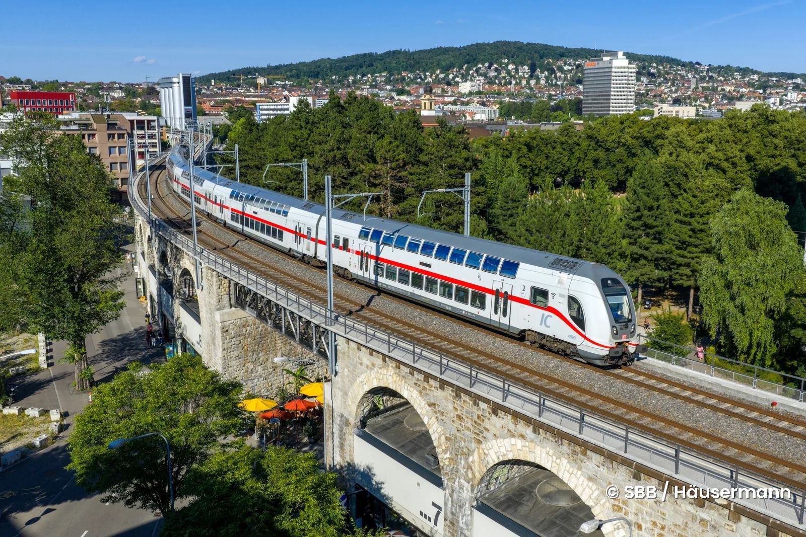 Ein DB IC2 auf der Verbindung Stuttgart–Zürich.